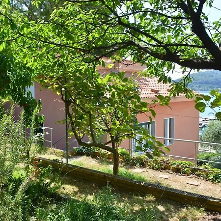 Claudia - 1 Minute Walk To Villa Porto Venere