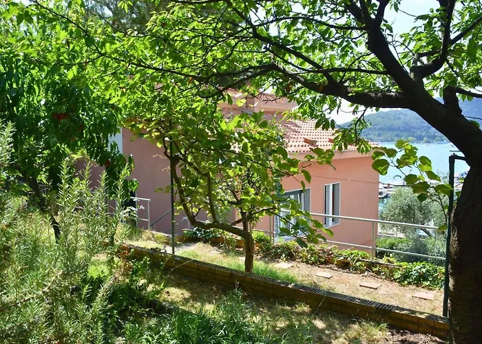 Claudia - 1 Minute Walk To Villa Porto Venere