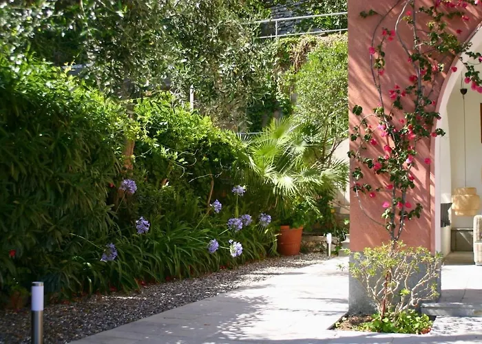 Claudia - 1 Minute Walk To